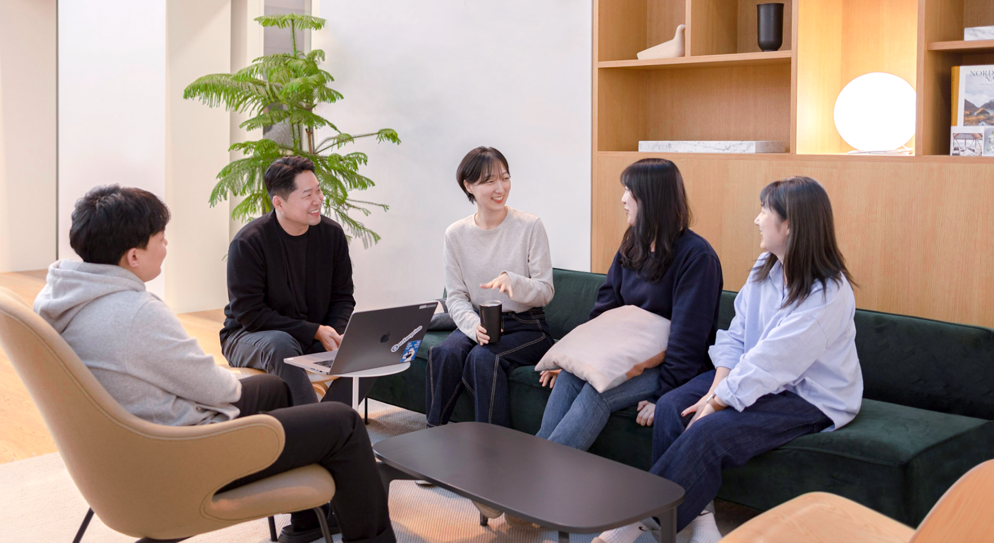 라운지에서 대화하는 사람들 이미지